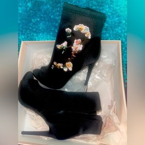 Selling womens size 8 bootie new never worn